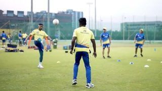 MS Dhoni ने टीम के साथ पैरों से खेला वॉलीबॉल, 40 की उम्र में दिखाया युवाओं वाला दम, VIDEO